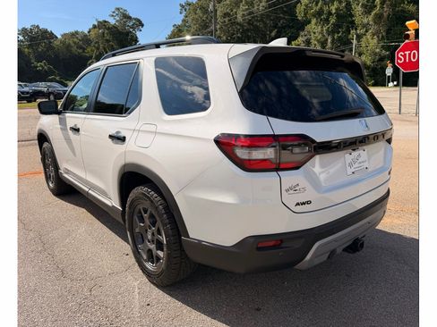 Used 2025 Honda Pilot TrailSport image 4
