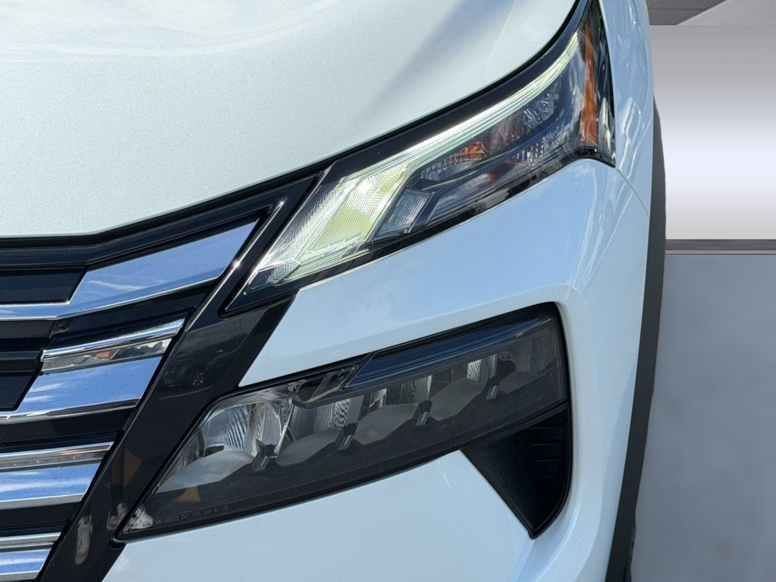 Used 2025 Nissan Rogue SV AWD/4WD image 12