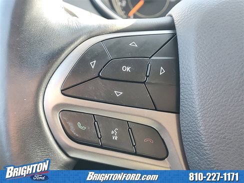 Used 2019 Jeep Cherokee Latitude Plus w/ Cold Weather Group image 18