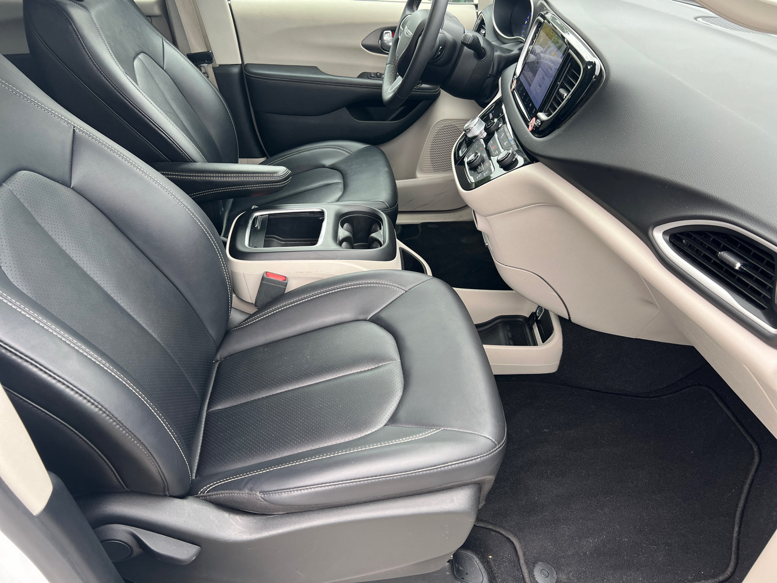 Used 2024 Chrysler Pacifica Touring-L FWD image 16