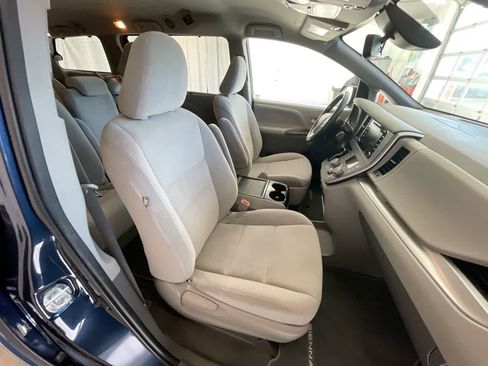 Used 2020 Toyota Sienna LE w/ Carpet Mat Package FWD image 25