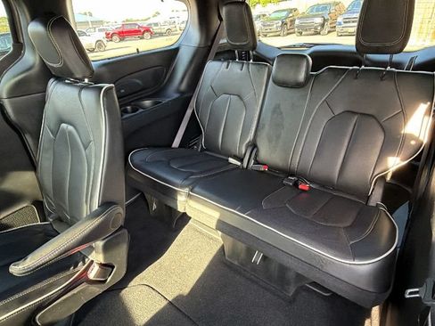 Used 2025 Chrysler Pacifica Limited FWD image 26