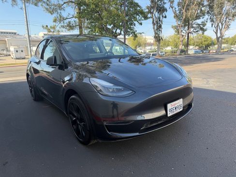 Used 2025 Tesla Model Y Long Range RWD image 2