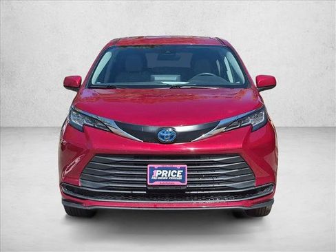 Used 2022 Toyota Sienna LE FWD image 2