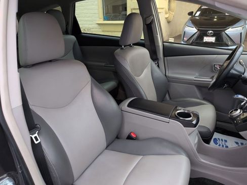 Used 2017 Toyota Prius V Four w/ Carpet Mat Package FWD image 20