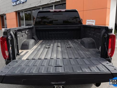 Used 2022 GMC Sierra 2500 Denali w/ Denali Black Diamond Edition AWD/4WD image 11