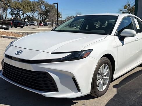 Used 2025 Toyota Camry LE image 15