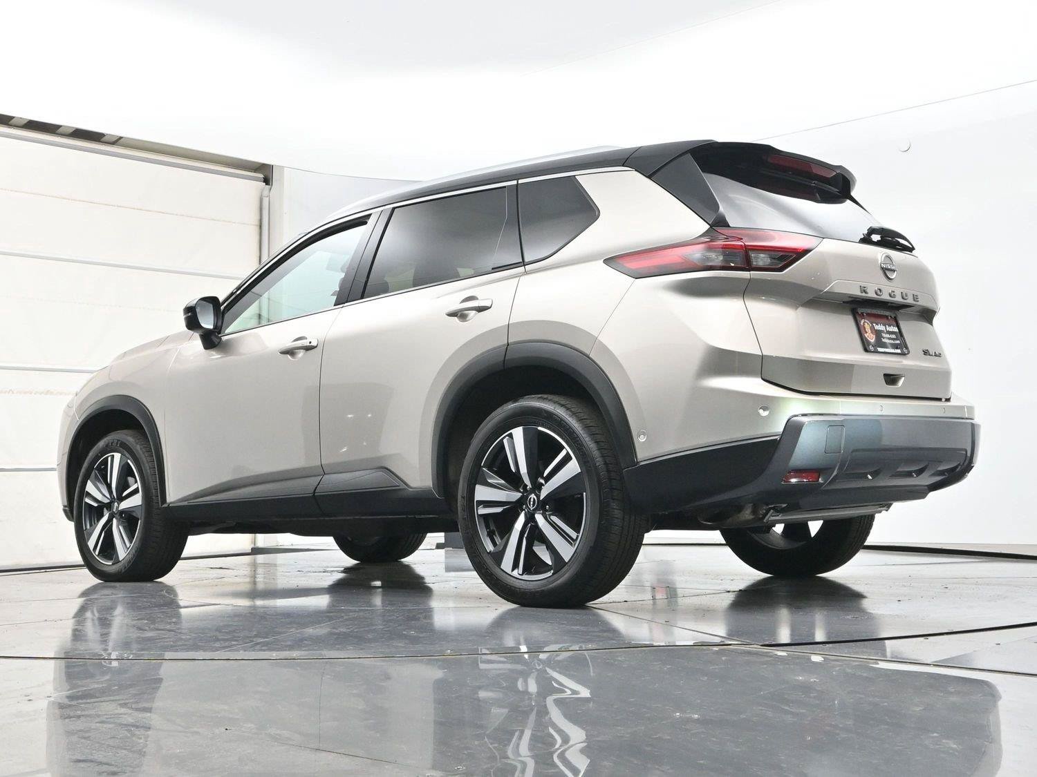 Certified 2025 Nissan Rogue SL w/ SL Premium Package AWD/4WD image 30