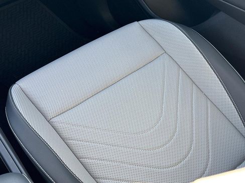 Used 2025 Volkswagen Tiguan SE image 16