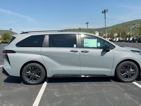 New 2026 Toyota Sienna XSE AWD/4WD image 3