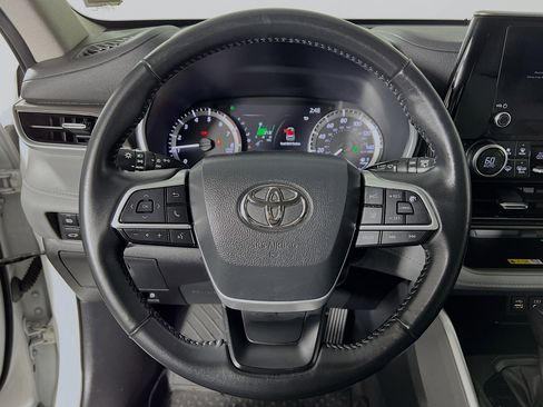 Used 2023 Toyota Highlander XLE AWD/4WD image 12