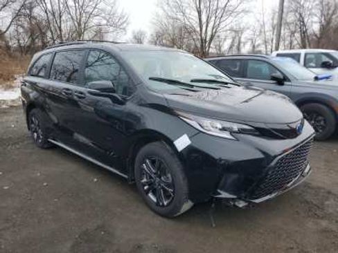 Used 2025 Toyota Sienna XSE w/ XSE Premium Package AWD/4WD image 1