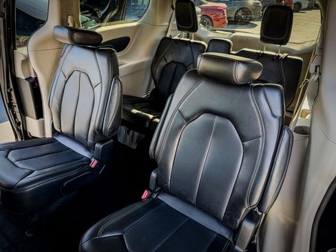 Used 2023 Chrysler Pacifica Touring-L image 24