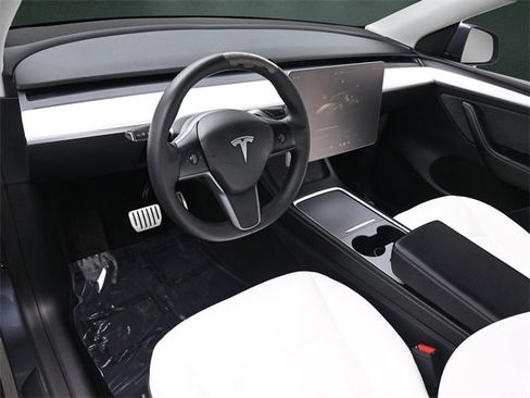 Used 2023 Tesla Model Y Performance image 10