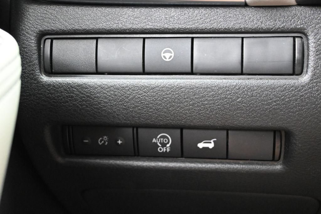 Used 2025 Nissan Rogue SV AWD/4WD image 27