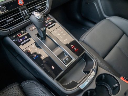 Certified 2025 Porsche Macan image 18