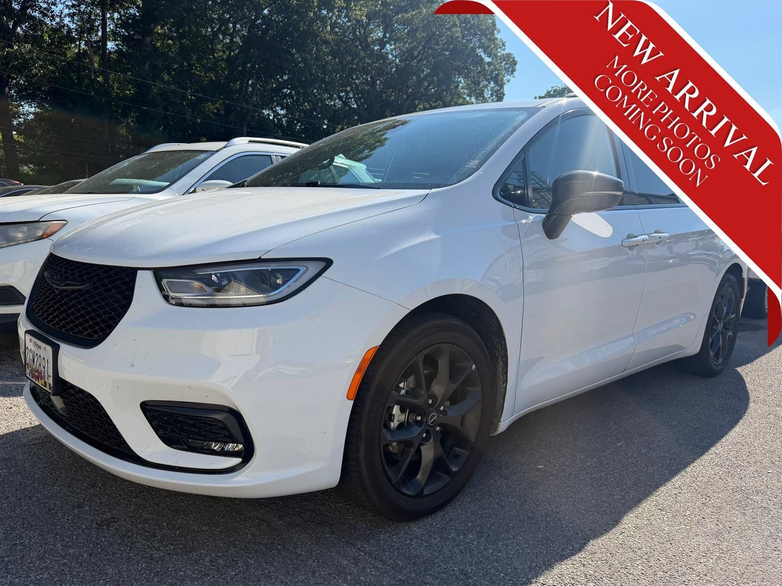 Used 2025 Chrysler Pacifica Limited FWD image 3