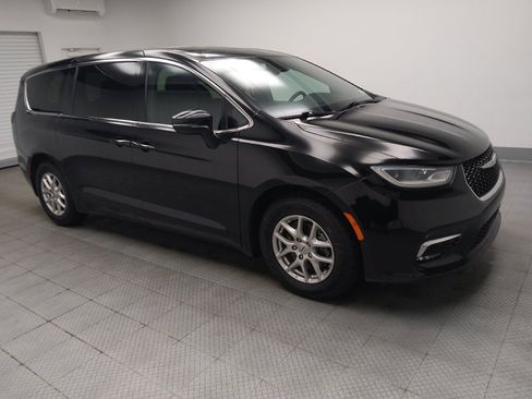 Used 2025 Chrysler Pacifica Select FWD image 11