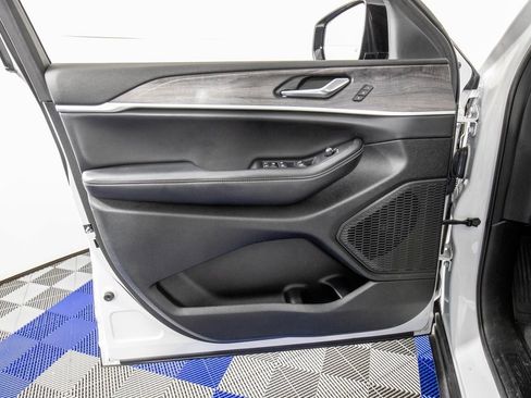 Used 2023 Jeep Grand Cherokee Limited w/ Black Appearance Package image 13