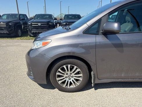 Used 2020 Toyota Sienna XLE Premium FWD image 9