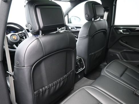 Certified 2025 Porsche Macan AWD/4WD image 8