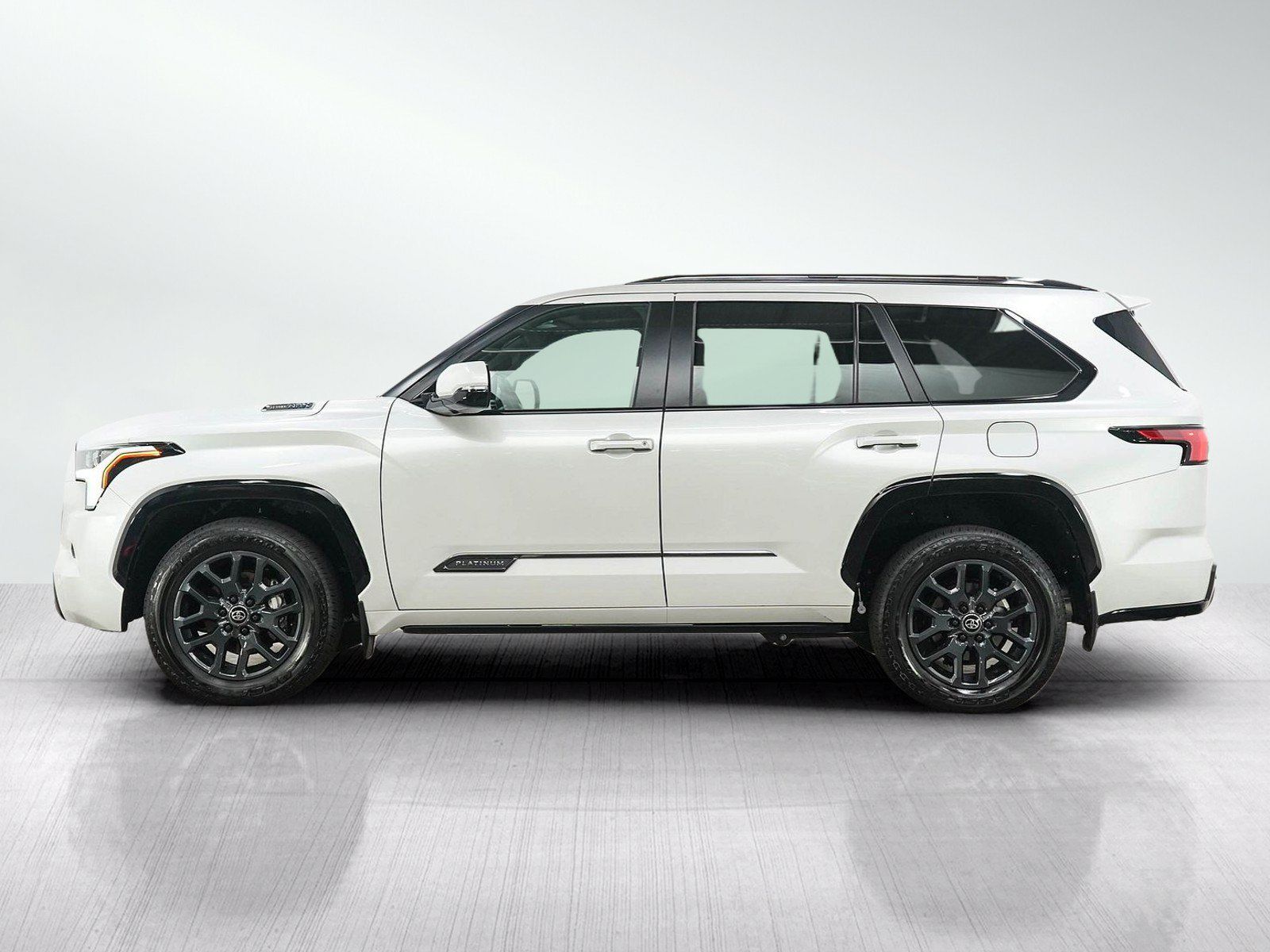 Used 2025 Toyota Sequoia Platinum AWD/4WD image 2