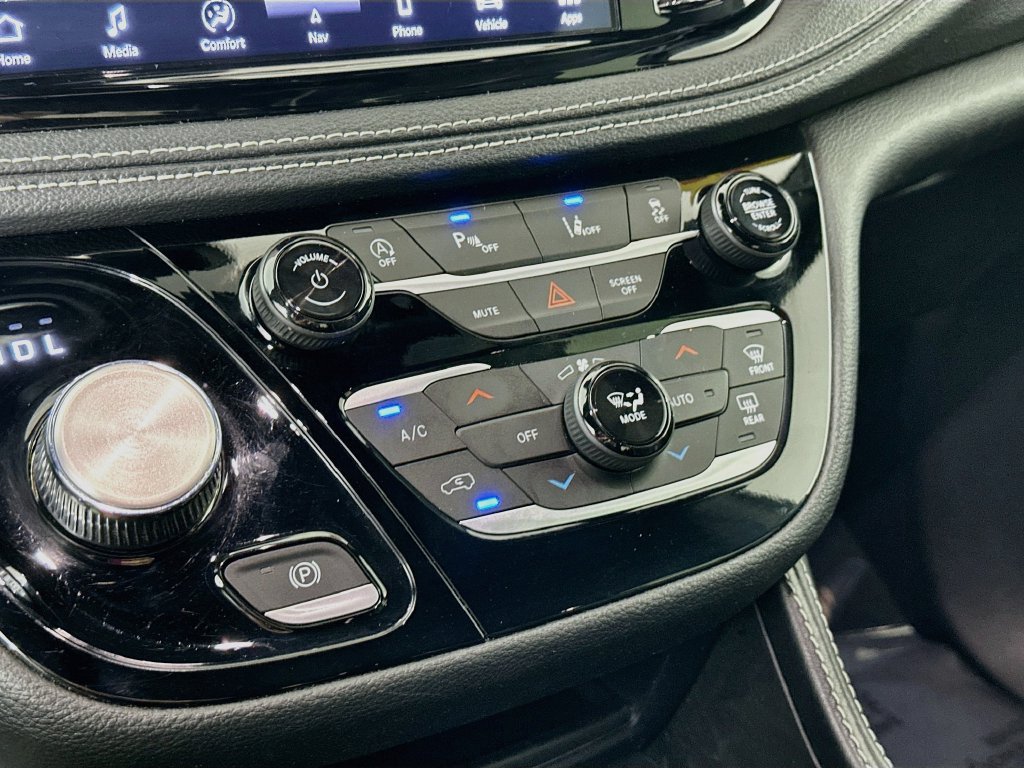 Certified 2025 Chrysler Pacifica Limited FWD image 25