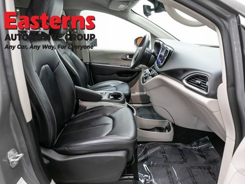 Used 2023 Chrysler Pacifica Touring-L FWD image 23