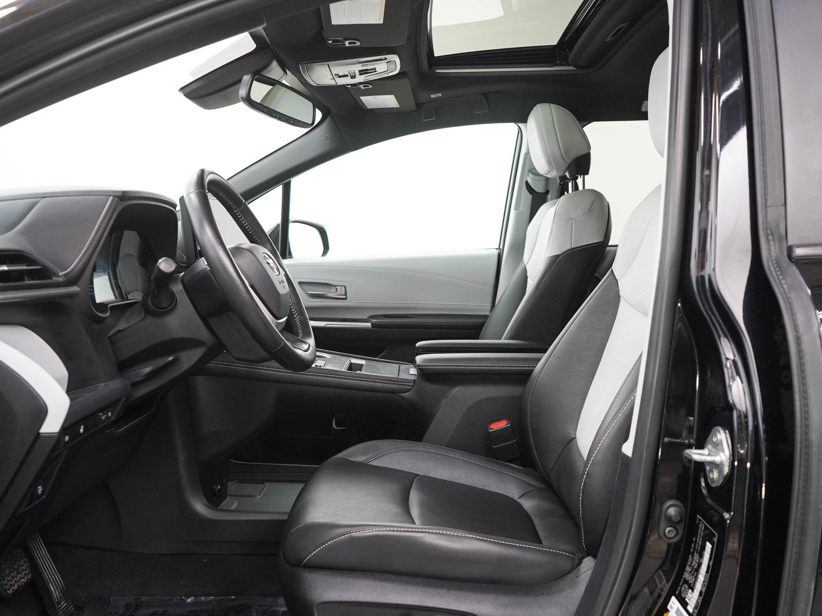Used 2025 Toyota Sienna XSE AWD/4WD image 24