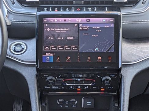 Used 2022 Jeep Grand Cherokee L Limited w/ Black Appearance Package image 15