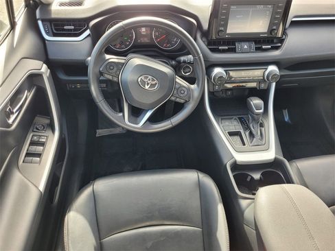 Used 2020 Toyota RAV4 XLE Premium image 8