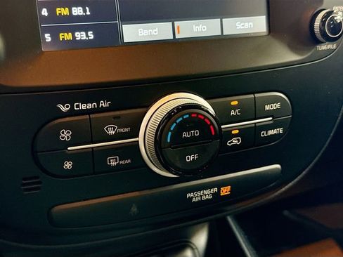 Used 2018 Kia Soul + FWD image 16