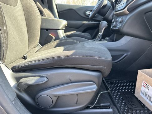 Used 2015 Jeep Cherokee Latitude w/ Comfort/Convenience Group image 15