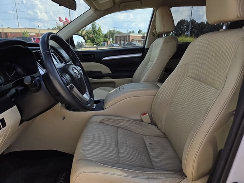 Used 2015 Toyota Highlander Plus FWD image 12