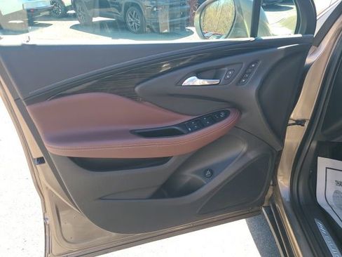 Used 2018 Buick Envision Essence image 9