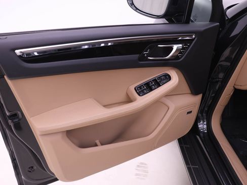 Used 2026 Porsche Macan AWD/4WD image 15