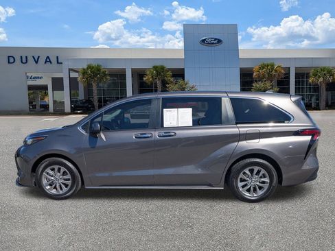 Used 2022 Toyota Sienna XLE image 7