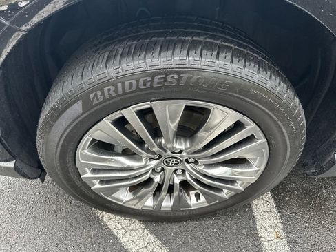 Used 2024 Toyota Venza XLE image 26