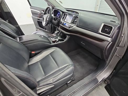 Used 2016 Toyota Highlander XLE FWD image 38