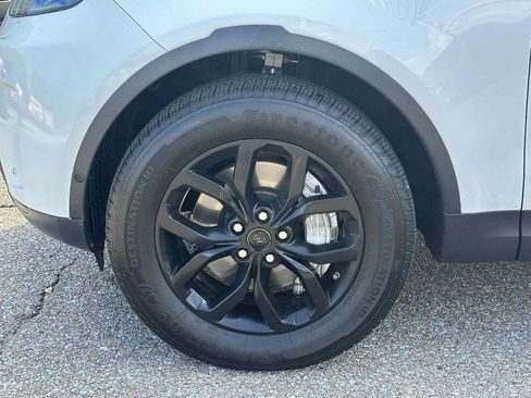 Used 2018 Land Rover Discovery SE image 12