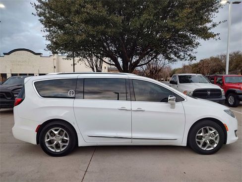 Certified 2019 Chrysler Pacifica Limited image 2