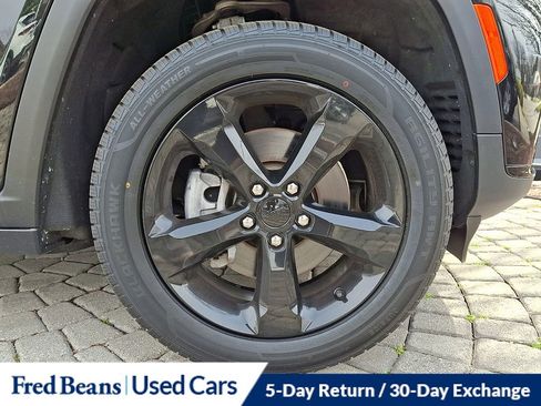 Used 2022 Jeep Grand Cherokee L Limited w/ Black Appearance Package image 8