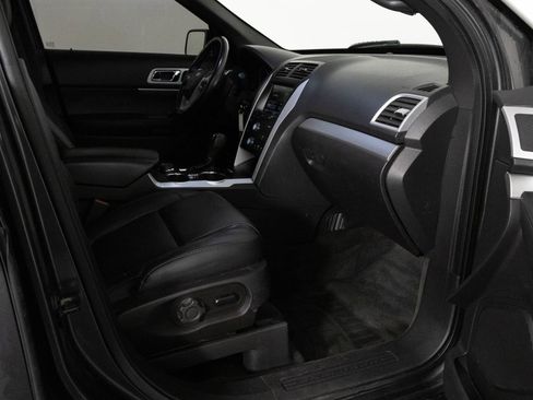 Used 2015 Ford Explorer XLT w/ Equipment Group 202B image 29