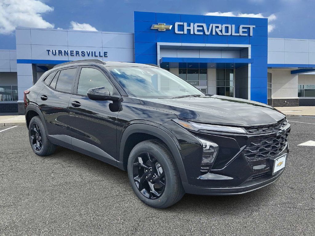 New 2026 Chevrolet Trax LT w/ Sunroof Package FWD image 2