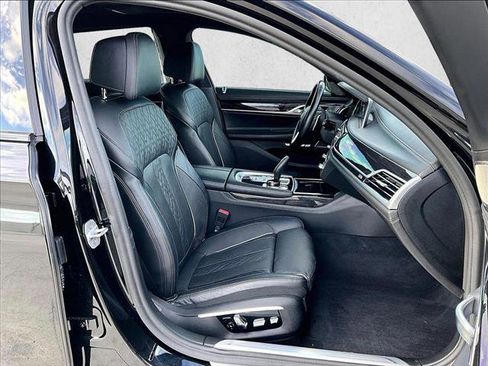 Used 2017 BMW 750i RWD image 9