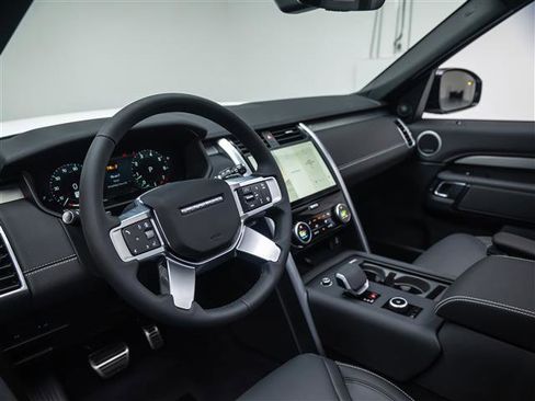 New 2026 Land Rover Discovery Limited Edition AWD/4WD image 17