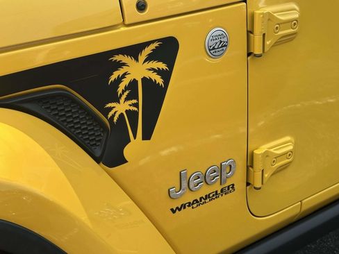 Used 2019 Jeep Wrangler Unlimited Sahara w/ Uconnect 4C Nav & Sound Group AWD/4WD image 11