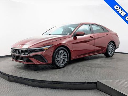 Used 2024 Hyundai Elantra SEL FWD image 2
