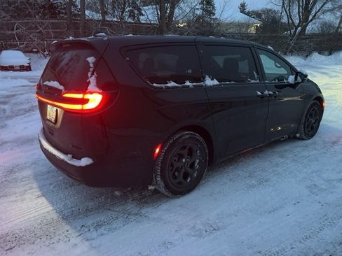 Used 2022 Chrysler Pacifica Limited w/ S Appearance Package image 4