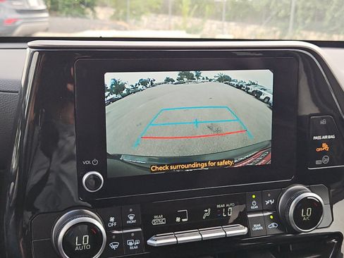 Used 2025 Toyota Highlander LE FWD image 18